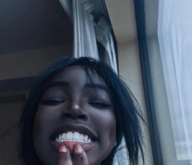 女孩由于长得太黑，被同学无情嘲笑，没想到化了妆后变得美极了！