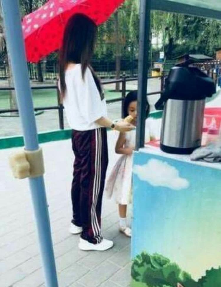 李小璐穿着运动装现身甜馨幼儿园，这一举动击碎婚变谣言