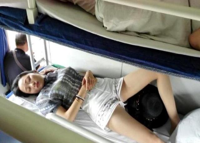 关于火车卧铺，男女混住多少有些不方便，为何不分男女车厢呢？
