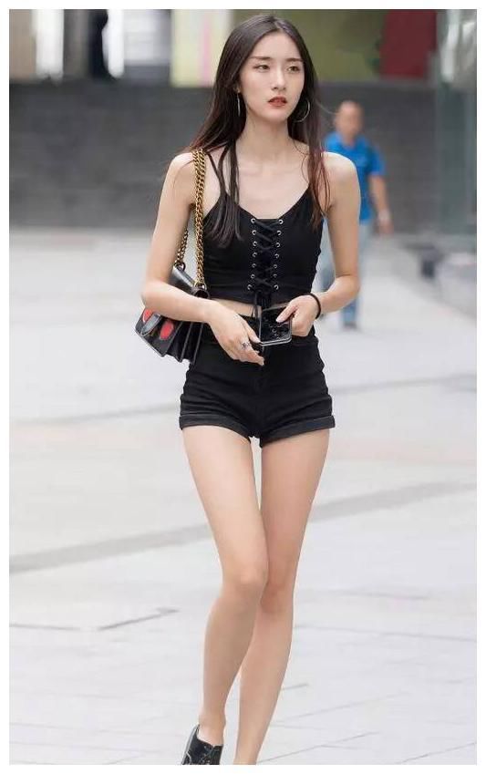 街拍:在阳光的照耀下,小姐姐的美腿是那么的吸睛