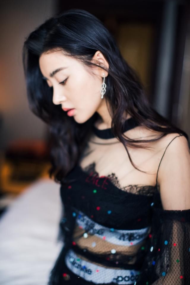 张天爱胆真大！上身仅穿一件裹胸就敢上台，网友：这身材绝了！