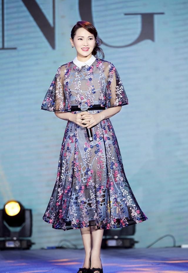 49岁伊能静穿T恤搭牛仔裤，真的很减龄，可依旧扛不住岁月啊!