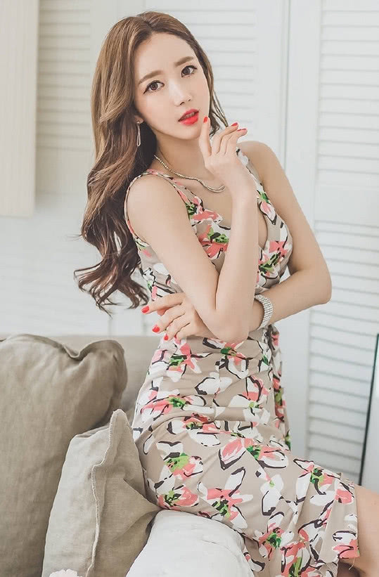 气质小姐姐吊带裙裹出妙曼身姿，咬嘴唇的样子真的好迷人！