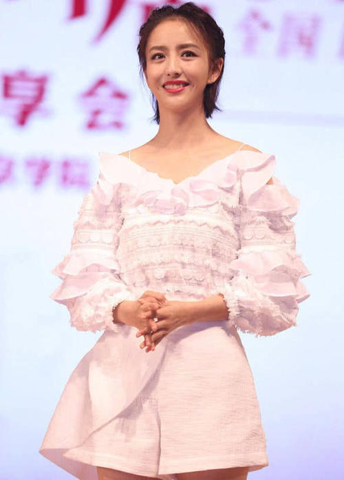 佟丽娅美出天际！一身蝴蝶蕾丝搭配甜美红唇笑，宛如仙女下凡