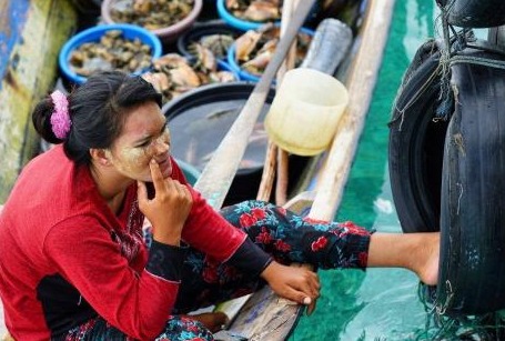 仙本那巴瑶族的悲剧：被生活所迫学会做生意，游客却不满淳朴不再