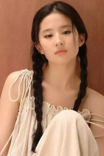 杨幂、热巴都中了这款减龄发型的毒，她们跟风扎萌翻了整个宇宙!