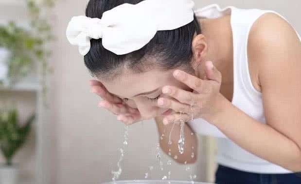 去黑头要学着正确洗脸，4个技巧洗干净毛孔，洗掉粉刺黑头