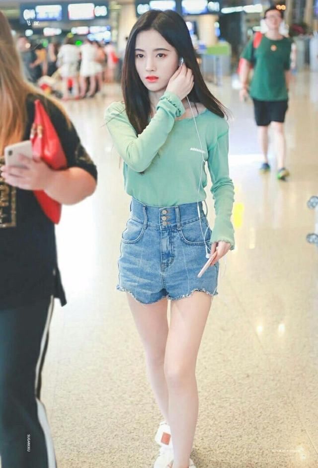 鞠婧祎机场秀大长腿下半身引关注，网友：这袜子捂着不会热吗？