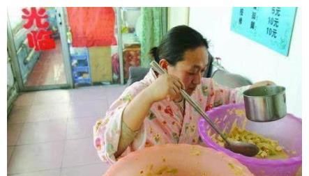  「举重运动员」举重冠军邹春兰现状，雄激素致男人特征显著，结婚多年仍不能生育