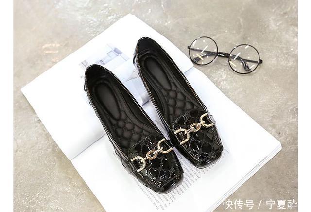  简单大方：老婆去了趟上海，果然大变样！瞧新买3款平底鞋，一款比一款时髦