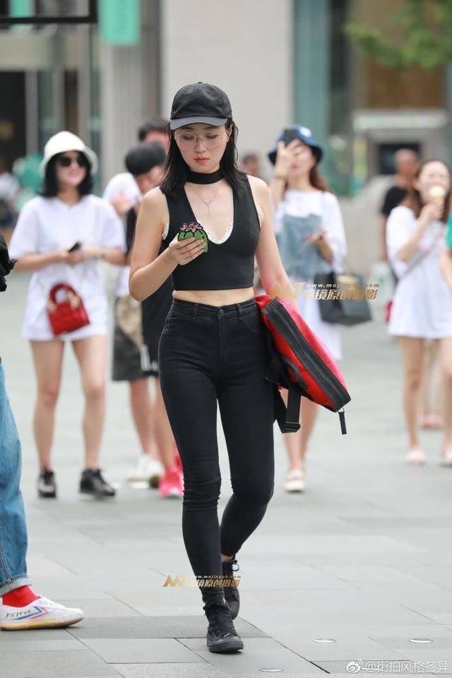 路人街拍，一身紧身搭配的小姐姐，魅力从内而外