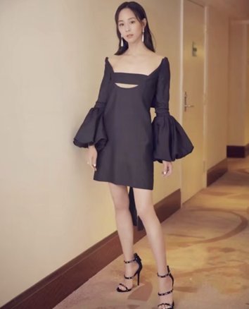 张钧宁裙子两边用“一条布”遮住，群众:小姐姐越发的会撩人了!