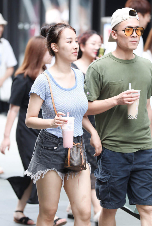 气质女神超短裤大秀时尚美腿，和男友逛街一人一杯奶茶
