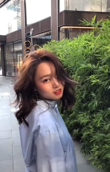 大脸妹换完发型，走路都是这么自信，女神必备！网友：美到爆炸！