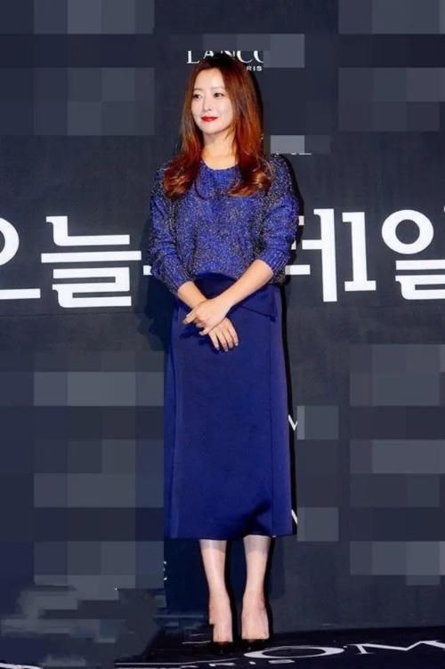  『裸色』号称“第一美女”的她，裸色印花连衣裙配长卷发，果然美得不一般
