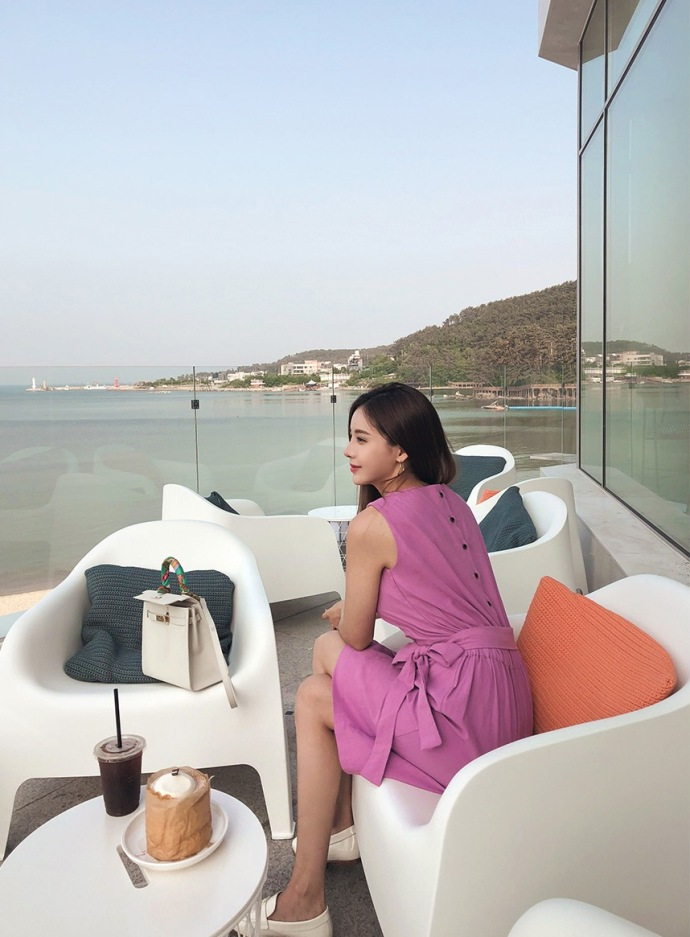 清新娇俏的气质美女，赏心悦目的搭配，处处流露出典雅大气的魅力