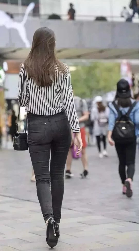 混血美女气质小姐姐，黑白条纹衬衫搭配经典黑色紧身牛仔裤