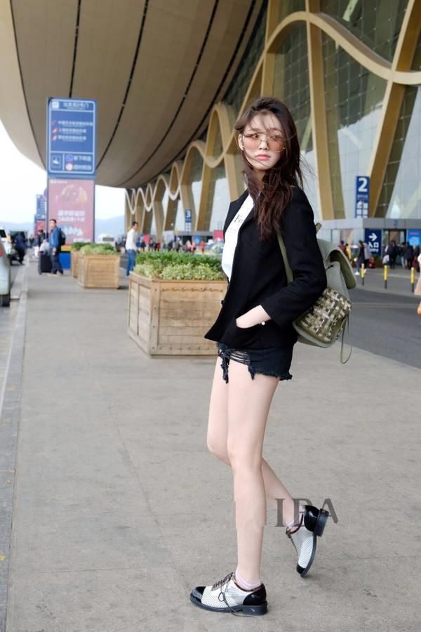 街拍:图1穿超短裤的林允，图2厉害了，这么破的裤子也敢穿?