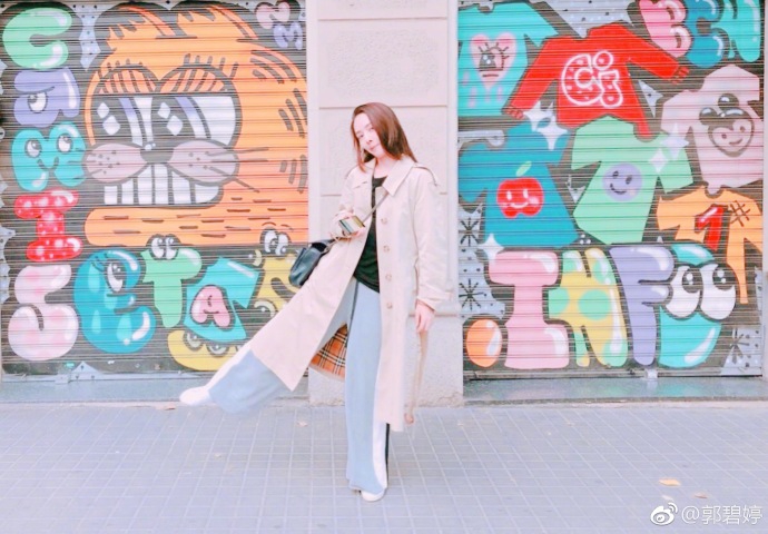 郭碧婷素颜出镜心情好 阔腿裤配风衣诠释初秋时尚
