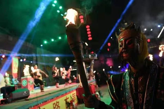 在北京大兴过火把节 体验“南果北种”