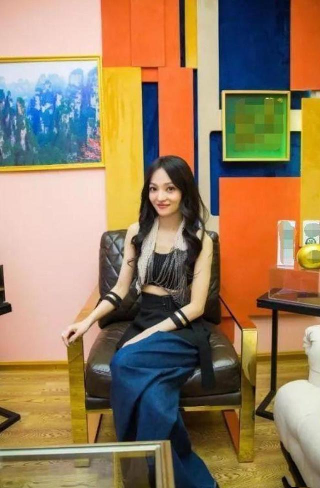 张韶涵只是在裙子下面穿一条阔腿裤，网友大呼：简直美出新高度！