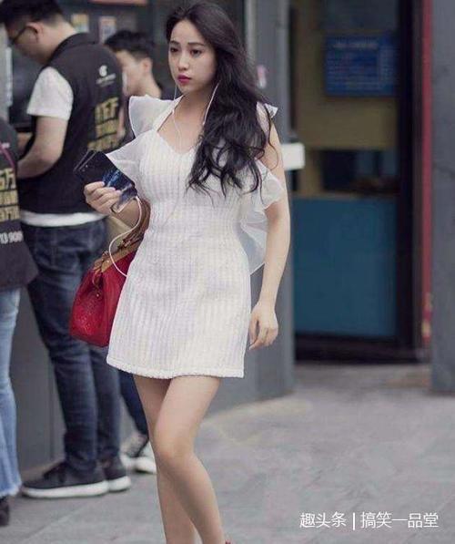 路人街拍：穿黑色吊带仙女裙的小姐姐，秀出美丽香肩十分养眼