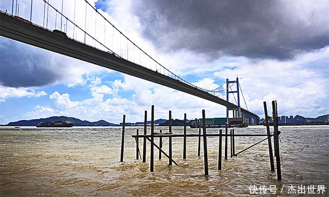 中国“非常拥堵”的大桥之一，节假日更是寸步难行，耗资达30亿