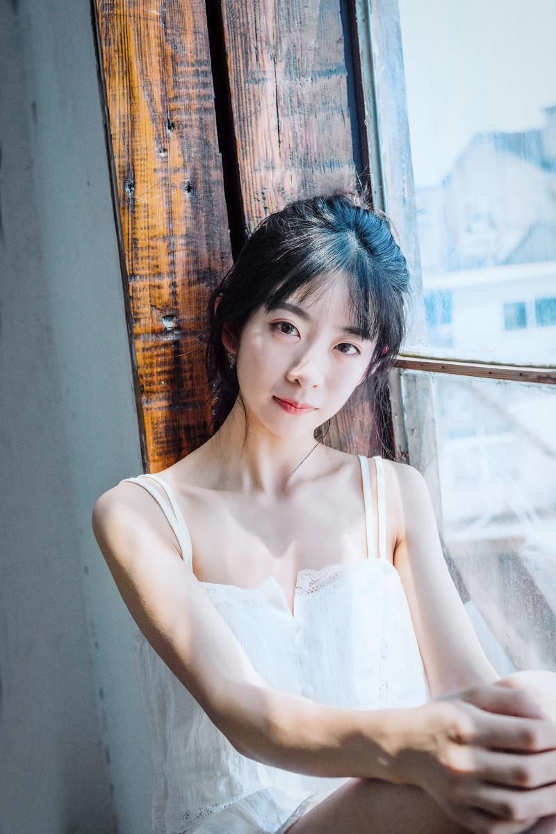 清新恬静美女性感吊带私房图片