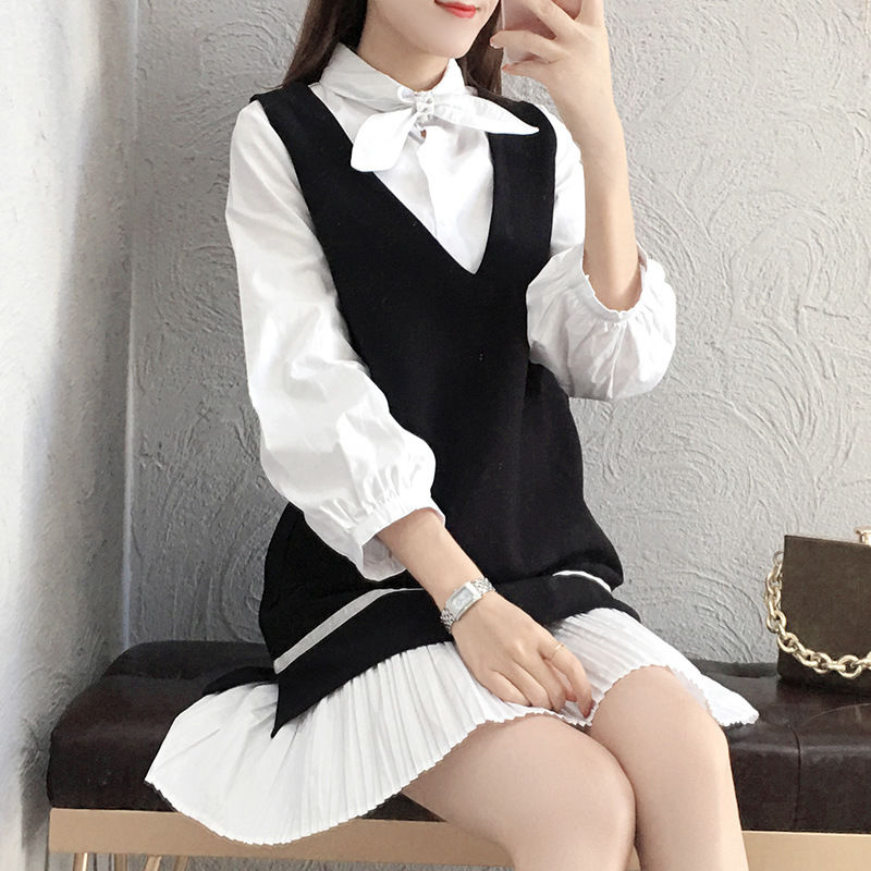 明明只有33岁，别打扮像大妈，瞧瞧下图女人穿的裙装，美不可言