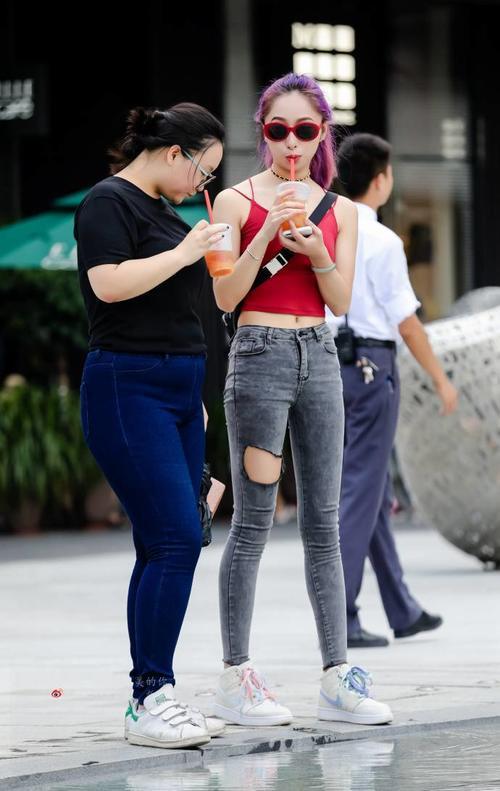 路人街拍，露背吊带小衫，把美背，蛮腰，长腿完美展现