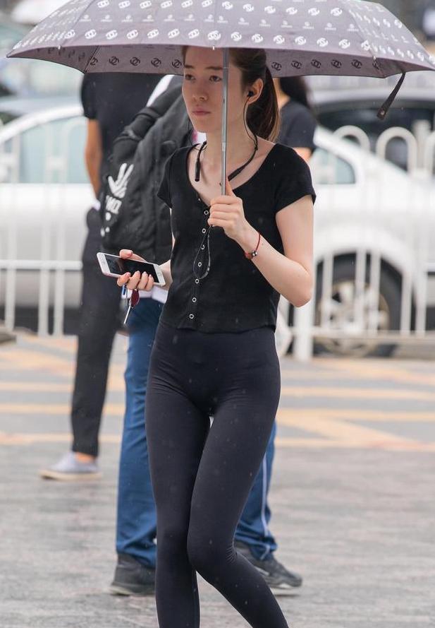 气质小姐姐黑色紧身裤绷出饱满臀线，丰腴的身材太有视觉冲击力了