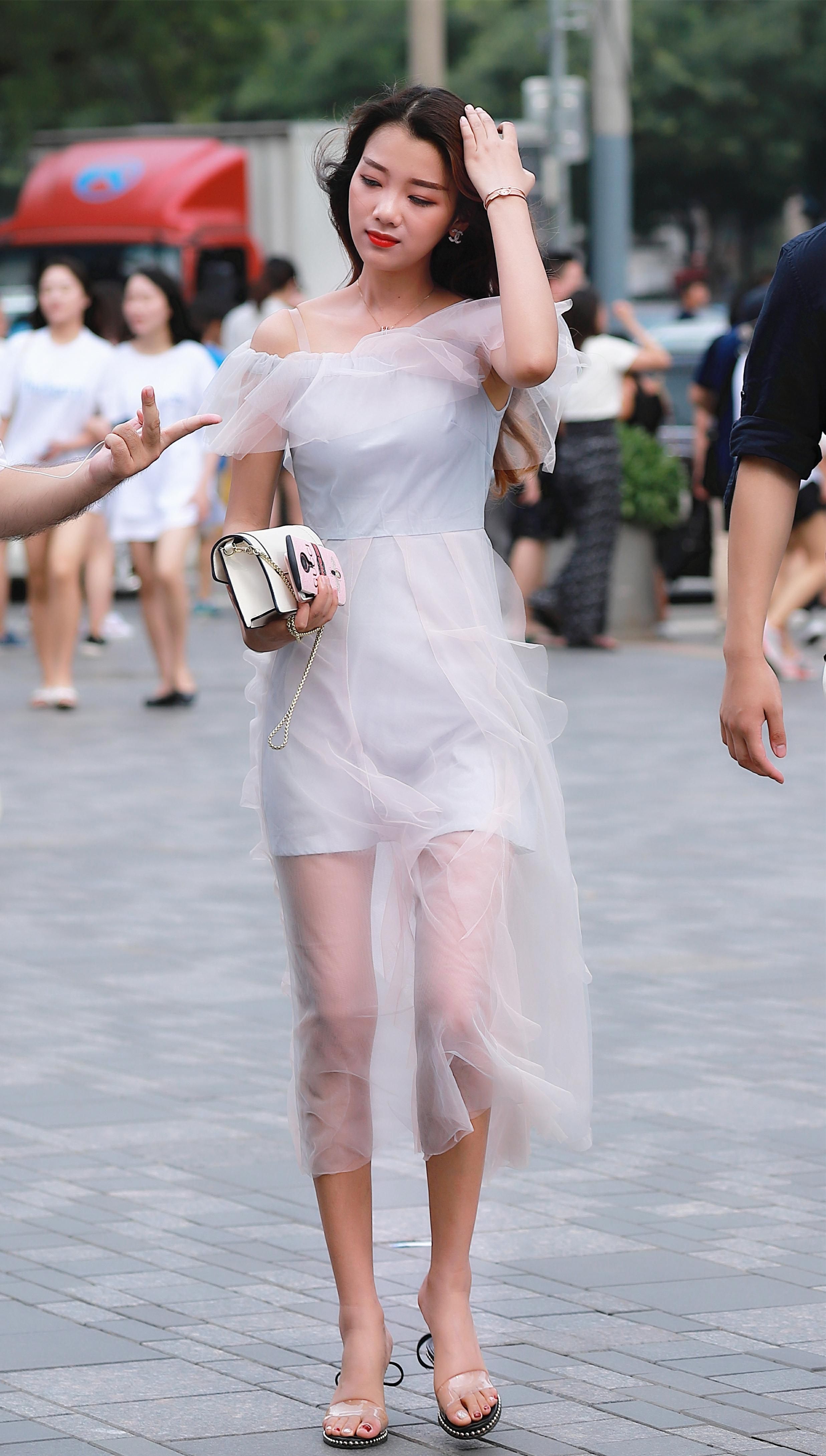 街拍:三里屯漂亮又时尚的小姐姐真多，快看看有没有你喜欢的