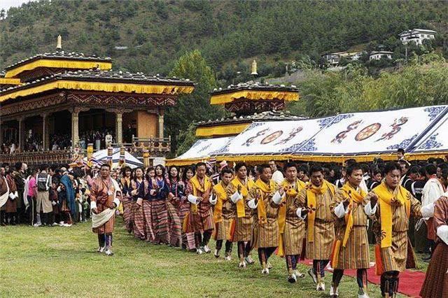 不丹土豪游客到中国旅游，一下火车愣住:我来的不是中国是印度?