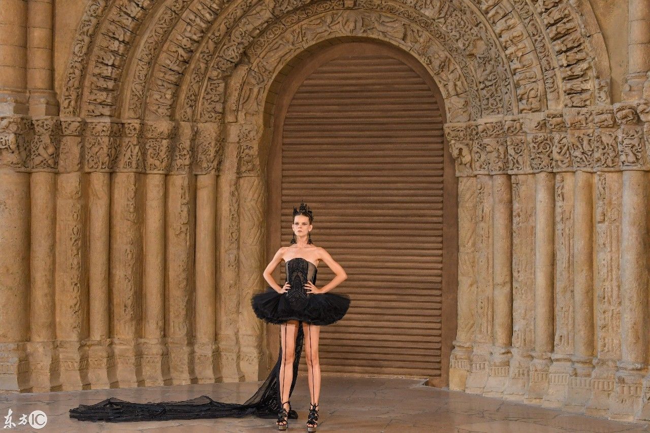 开放的国家真好蒙面美女，衣服穿成这样都能在街上走