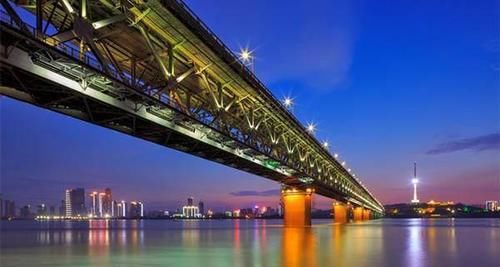  拥有@中国水域面积最大的一座省会城市，拥有亚洲最大的城中湖