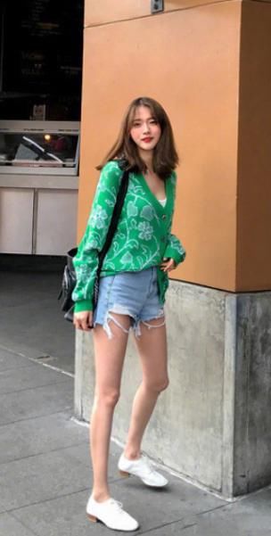 牛仔裤可以分分钟穿出自己的品质感，浅蓝色搭碎花上衣最撩人