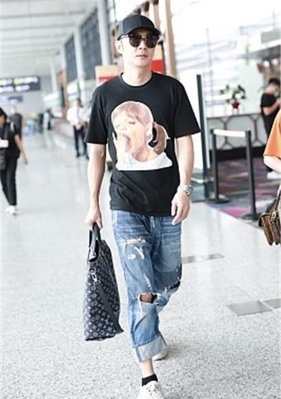 张丹峰机场的T恤图案萌，而杨幂之前现身穿的这件就不好评价了！