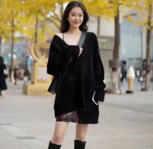  『面带微笑』街拍：面带微笑的美女，一件黑色的上衣配黑色短裙，时尚美丽大方