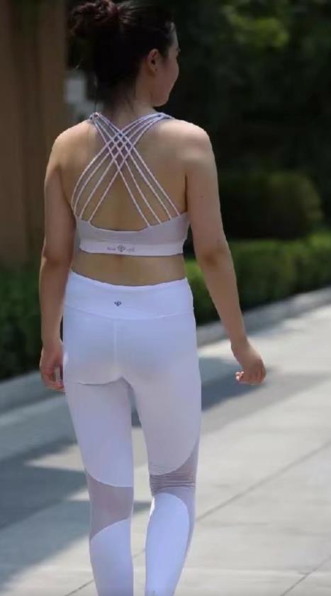 40岁小阿姨白色紧身裤秀出饱满迷人曲线，珠圆玉润的翘臀值得一看