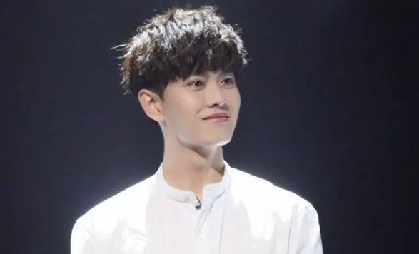 「童年」任嘉伦“童年照”被翻出，看到他小时候的眼神：难怪运气会这么好