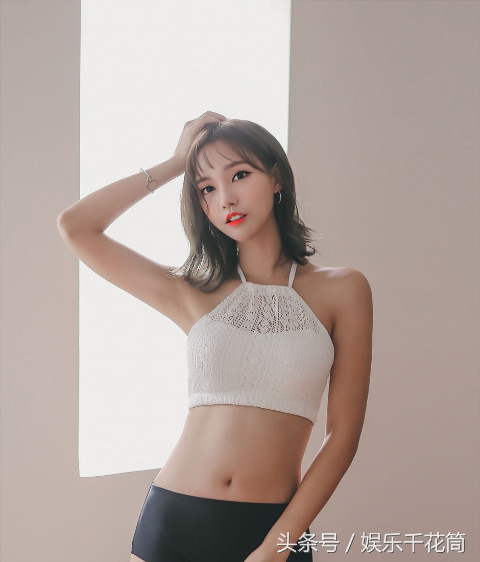 模特嘴角上扬轻轻微笑美似花，夏日穿搭简单有魅力