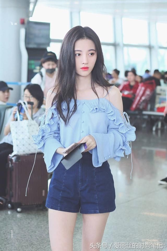 四千年美女鞠婧祎穿衣服靠两根线吊着，网友：断掉就尴尬了