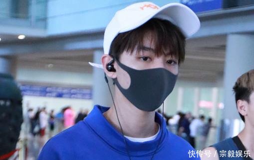 王俊凯、陈立农穿“破洞裤”现机场，谁是“两米”大长腿一目了然