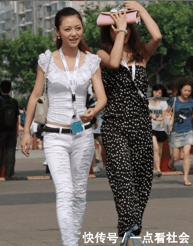 男子火车站送人，街拍到一个美女，气质和脸蛋都不输旁人！