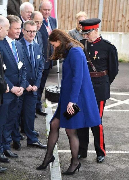 各国王妃穿高跟鞋:凯特鞋跟被卡下水道，夏琳王妃太迷人!