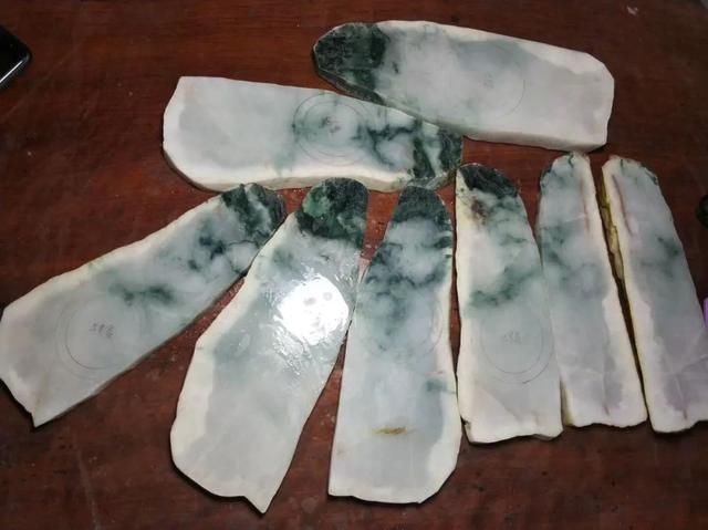 惊心动魄木那赌石，一刀切出8条飘花手镯，转手就卖100万！