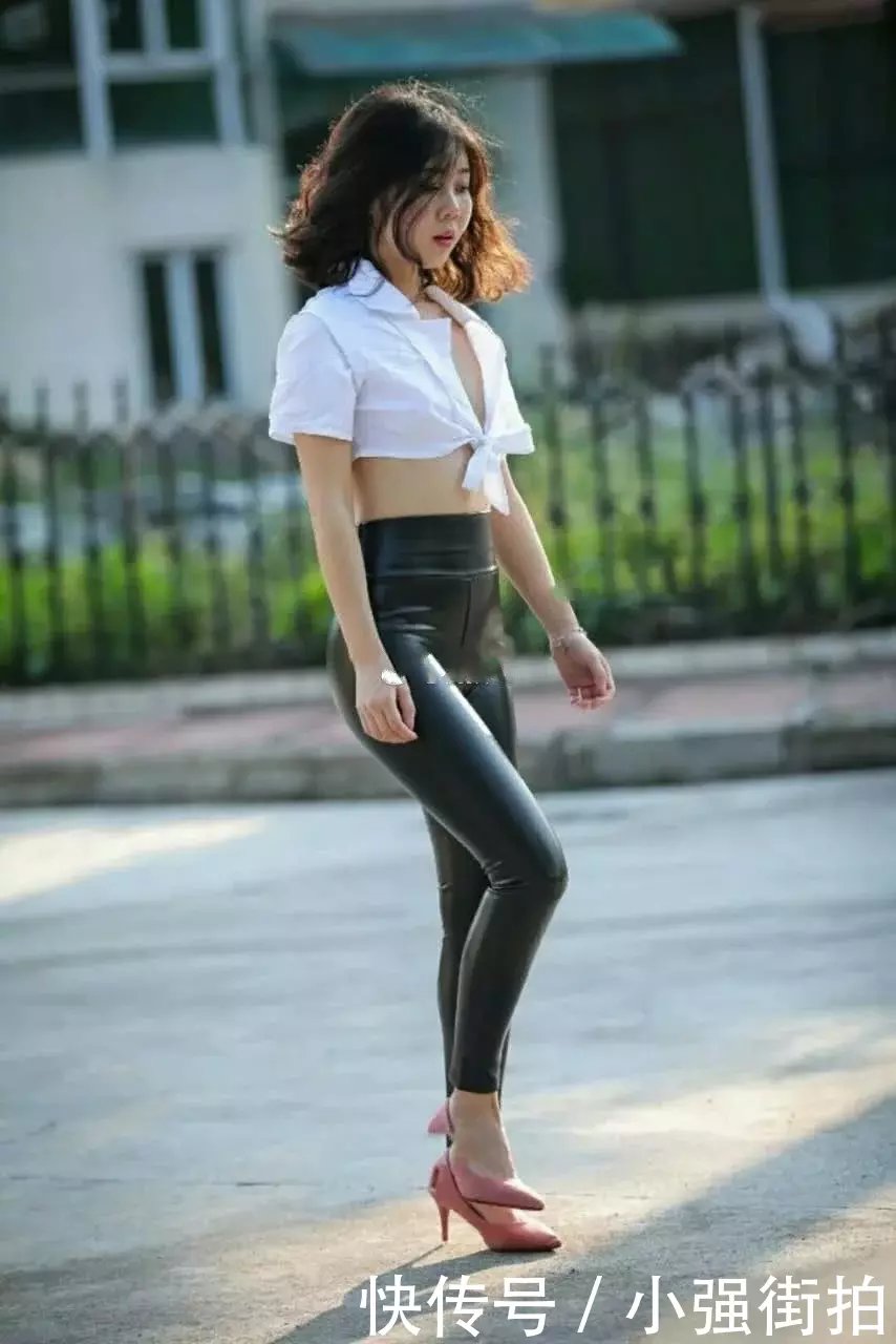 婴儿肥小姐姐紧身皮裤性感出街大秀完美好身材,摇摆的姿态很有韵