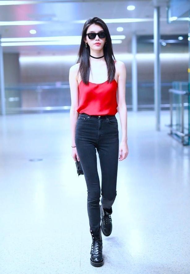 奚梦瑶真敢穿, 大红色吊带衫一点儿不低调, 网友: 换双鞋可好?