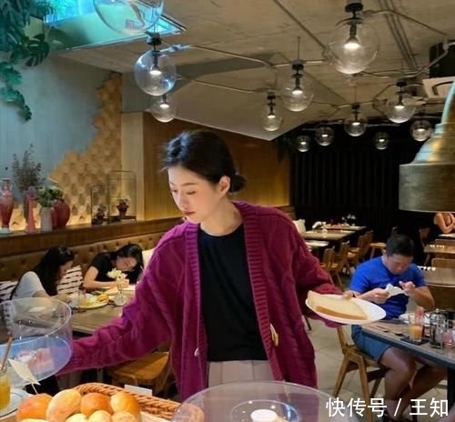  「色彩」今春不可错过的毛衣搭配，百搭时髦显气质，不掉档次赚足回头率