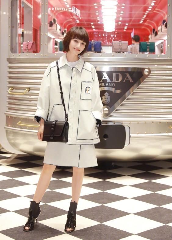 袁泉终于不低调了，穿一袭风衣很冷艳，气场不输闺蜜马伊琍！